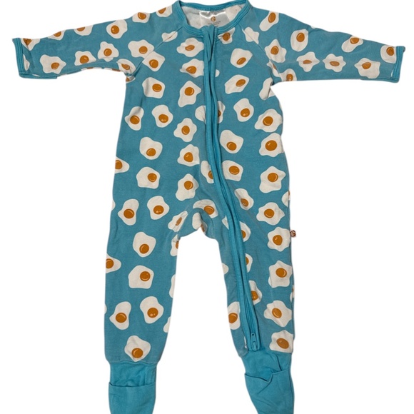 Tiny Kinfolk Zip Sleeper – Fried Egg Print (Size 3–6M) - Picture 2 of 5